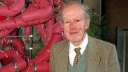 Der Nobelpreisträger Max F. Perutz, Entdecker des Blutfarbstoffs Hämoglobin, steht am 30.5.1997 neben einem Molekularmodell in der Freien Universität Berlin. © picture-alliance / dpa Foto: Nestor Bachmann