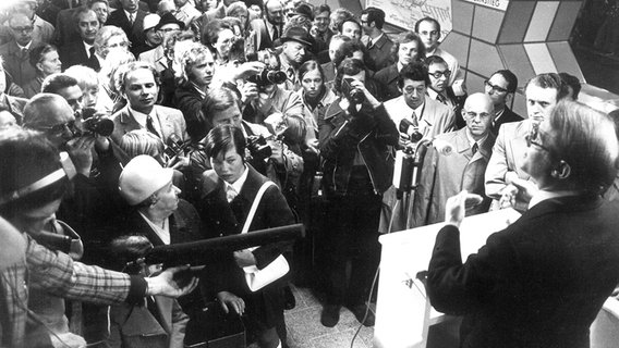 Hamburgs Erster Bürgermeister Peter Schulz (r) eröffnet am 02.06.1973 die U-Bahn Station Jungfernstieg. Hamburgs Erster Bürgermeister Peter Schulz (r) eröffnet am 02.06.1973 die U-Bahn Station Jungfernstieg. © dpa-Report