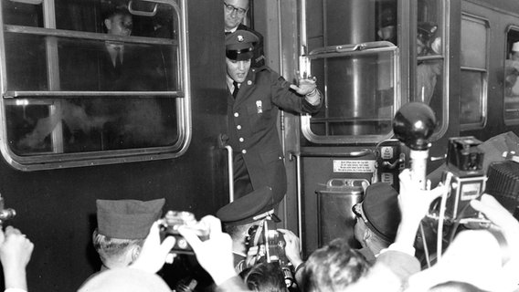 Rock'n'Roll-Star Elvis Presley winkt in die Menge, als er am 1. Oktober 1958 in Bremerhaven als US-Soldat in den Zug steigt. © picture alliance / ASSOCIATED PRESS Foto: BRUEGGEMANN