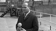Während einer Informationsfahrt entlang der Zonen- und Sektorengrenze am 15.06.1963, verließ der Bundesminister für gesamtdeutsche Fragen Dr. Rainer Barzel am Potsdamer Platz seinen Wagen und unterhielt sich unmittelbar vor der Sperrmauer mit Besuchern aus der Bundesrepublik. © picture alliance / Konrad Giehr Foto: Konrad Giehr