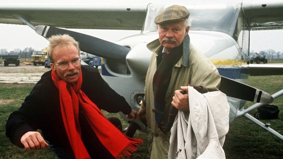 Schauspieler Ralf Wolter und Sohn Thomas posieren nach einem Cessna-Trip vor dem Flieger (Foto vom April 1992) © dpa / picture alliance Foto: Nestor Bachmann