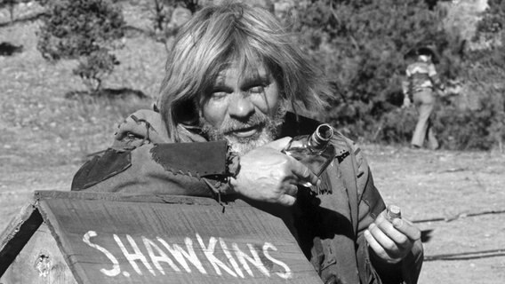 Schauspieler Ralf Wolter in der Rolle des schrulligen Trappers Sam Hawkins bei Dreharbeiten zu der Karl-May-Verfilmung "Mein Freund Winnetou" (Foto von 1979) © dpa / picture alliance Foto: Dieter Klar