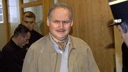 Unter verschärften Sicherheitsbedingungen betritt am 28.11.2000 in Paris der einstige Top-Terrorist Ilich Ramirez Sanchez alias "Carlos" das Gericht zur Zeugenvernehmung. © picture-alliance / dpa | epa afp Coex 