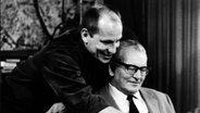 Jürgen Roland und Heinz Engelmann als Hauptkommissar Schilling bei den Dreharbeiten der Stahlnetz-Folge 'Ein Toter zuviel' (1968) © NDR 
