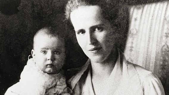 Irmgard Rosenkranz, geborene Gans Edle Herrin zu Putlitz, im Alter von einem Jahr mit ihrer Mutter. © privat 