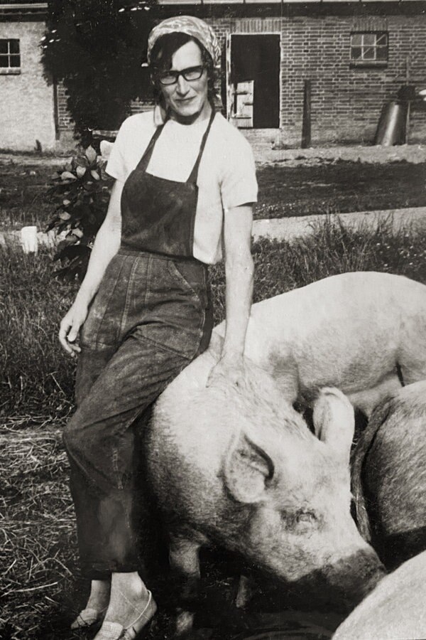 Irmgard Rosenkranz mit Schweinen auf ihrem Hof, undatierte Aufnahme. © privat 