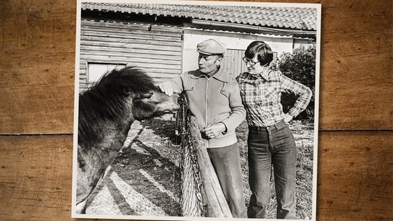 Max und Irmgard Rosenkranz auf ihrem Hof in Garvsmühlen zu DDR-Zeiten. © privat 