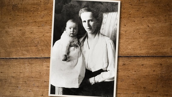 Irmgard Rosenkranz, geborene Gans Edle Herrin zu Putlitz, im Alter von einem Jahr mit ihrer Mutter. © privat 