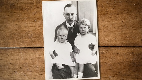 Irmgard Rosenkranz, geborene Gans Edle Herrin zu Putlitz, im Alter von zwei Jahren mit ihrer Schwester Gerda auf dem Schoß ihres Vaters. © privat 