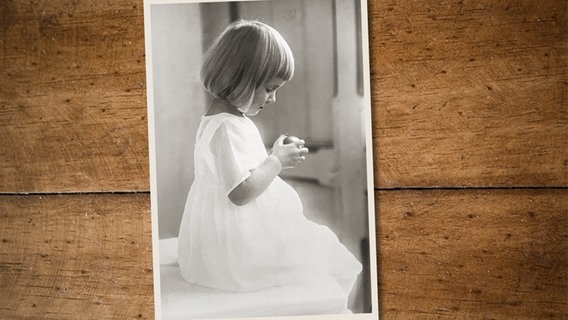 Irmgard Rosenkranz, geborene Gans Edle Herrin zu Putlitz, als Zweijährige mit einem Apfel in der Hand. © privat 