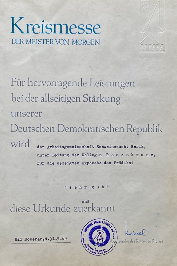 Urkunde über die Auszeichnung der Arbeitsgemeinschaft Schweinezucht Rerik unter Leitung von Irmgard Rosenkranz aus dem Jahr 1969. © privat 