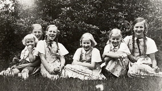 Irmgard Rosenkranz, geborene Gans Edle Herrin zu Putlitz, mit ihren Schwestern und ihrem Bruder. © privat 