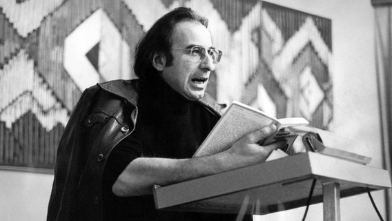 Peter Rühmkorf bei einer Lesung 1976. © picture-alliance / dpa | Keystone Press 
