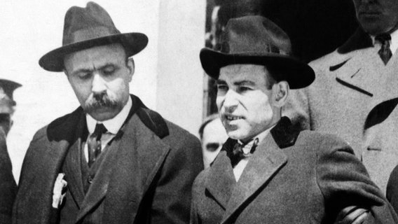Nicola Sacco und Bartolomeo Vanzetti, italienische Anarchisten vor ihrer Hinrichtung wegen Mordes und Raubes in Boston, Massachusetts, um 1926. © picture alliance / Everett Collection - CSU Archives/Everett Collection 