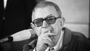 Der französische Philosoph Jean Paul Satre am 4. Dezember 1974 während einer Pressekonferenz in Stuttgart anlässlich seines Besuchs des RAF-Mitbegründers Andreas Baader im Gefängnis Stuttgart-Stammheim. © picture alliance / ASSOCIATED PRESS Foto: Kurt Strumpf
