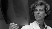 Die Ärztin Mildred Scheel, Ehefrau von Bundespräsident Walter Scheel, sieht sich 1969 ein Röntgenbild im Krankenhaus an. © picture alliance / SvenSimon Foto: Sven Simon
