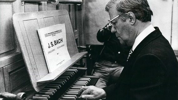 Helmut Schmidt spielt 1980 an einer Orgel Bach. © picture alliance / ZUMA Press Foto: Keystone Pictures USA
