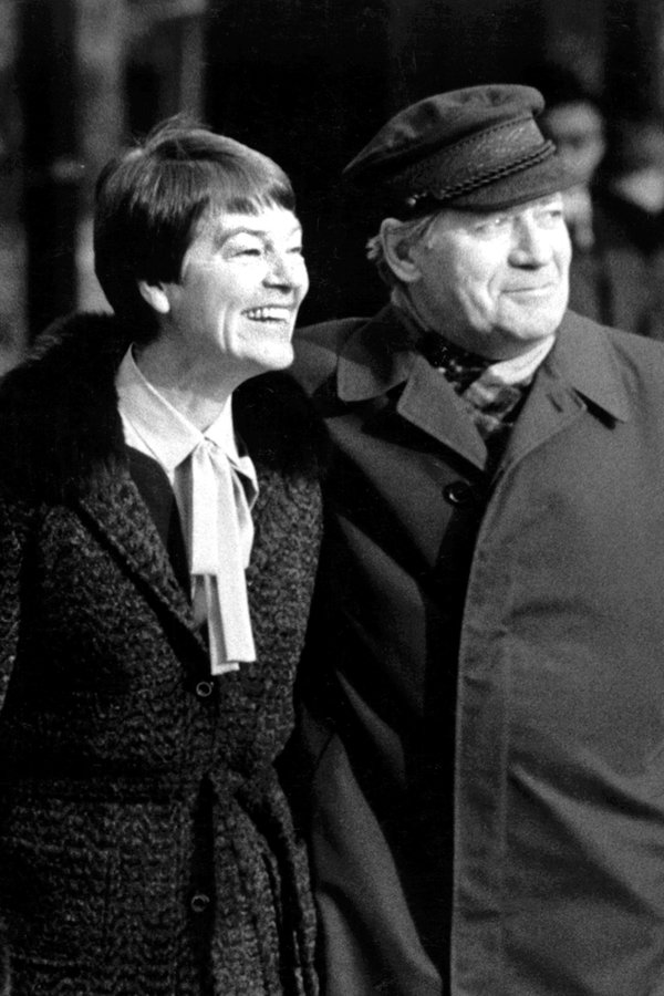 Gemeinsam mit seiner Frau Loki wartet Helmut Schmidt am 27. Oktober 1981 in Bonn auf den ungarischen Ministerpräsidenten. © dpa Foto: Egon Steiner