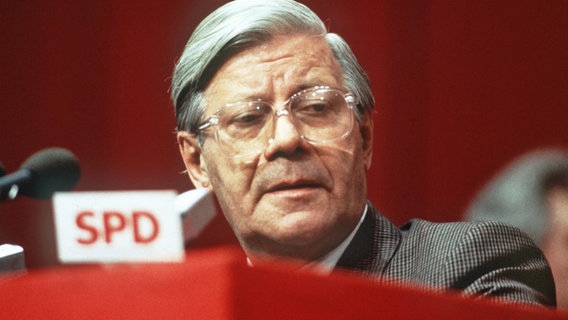 Helmut Schmidt auf dem SPD-Parteitag im Mai 1984 © dpa - Bildarchiv Foto: Horst Ossinger