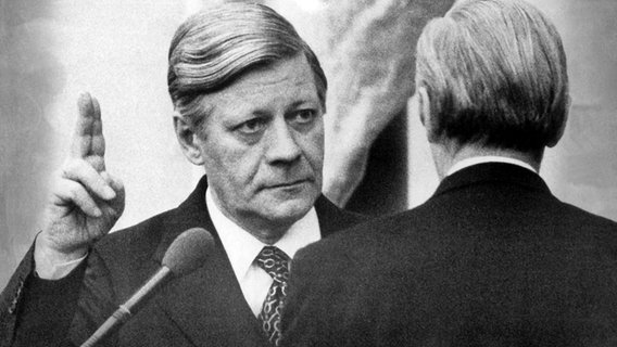 Helmut Schmidt legt 1976 den Amtseid als Bundeskanzler ab. © dpa Foto: Egon Steiner