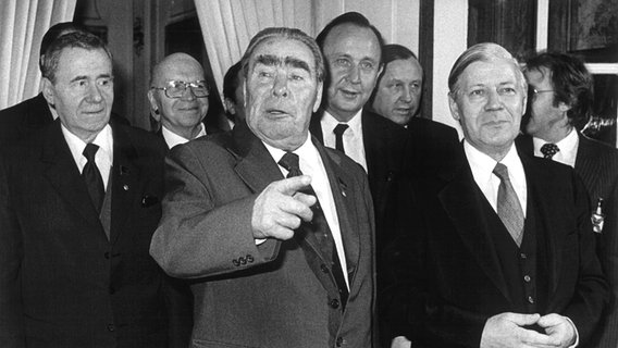 Helmut Schmidt im November 1981 mit dem sowjetischen Parteichef Leonid I. Breschnew in Bonn © dpa Foto: Heinrich Sanden