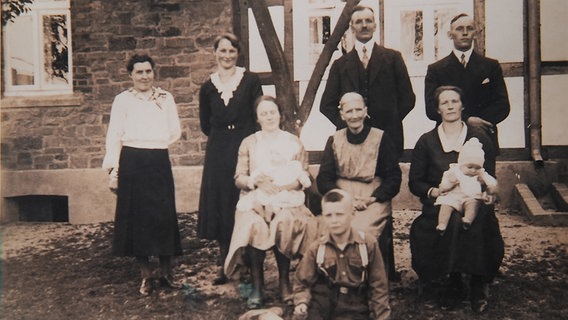 Wilhelm Schniedering (vorne) aus Melle mit seiner Familie 1933. © privat 