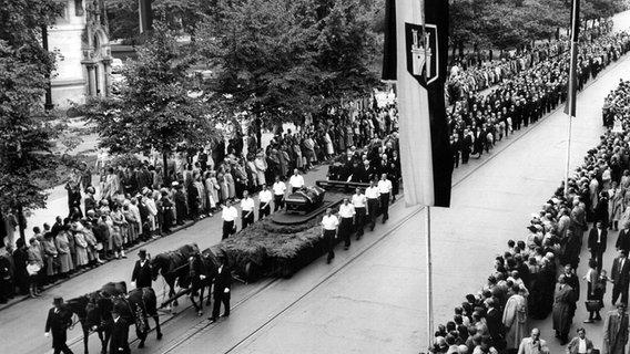 Menschen säumen beim Trauerzug die hannoverschen Straßen, um dem am 20. August 1952 verstorbenen SPD-Vorsitzenden Dr. Kurt Schumacher die letzte Ehre zu erweisen. © dpa - Bildarchiv Foto: dpa