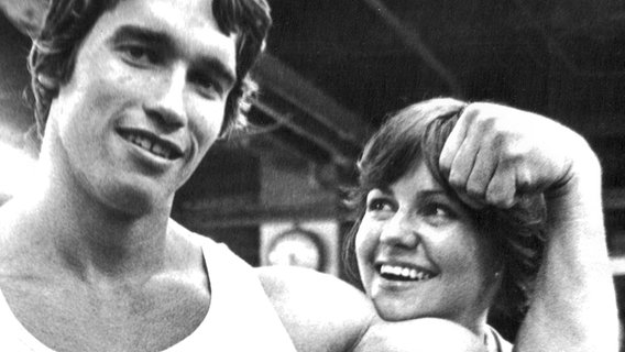 American actress Sally Field and Austrian bodybuilder Arnold Schwarzenegger on April 20, 1976 during the shooting of the film. 