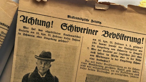 Abfotografierter historischer Zeitungsausschnitt mit der Warnung vor Adolf Seefeld und entsprechendem Zeugenaufruf. © Stadtarchiv Schwerin 