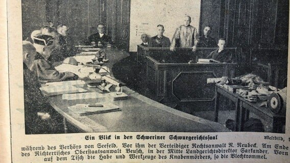Ein historischer Zeitungsausschnitt mit einem Foto von Adolf Seefeld vor Gericht. © Stadtarchiv Schwerin 