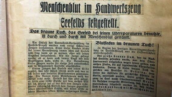 Abfotografierter historischer Zeitungsausschnitt mit dem Titel: "Menschenblut im Handwerkszeug Seefelds festgestellt" © Stadtarchiv Schwerin 