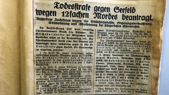 Abfotografierter historischer Zeitungsausschnitt mit dem Titel: "Todesstrafe gegen Seefeld wegen 12fachen Mordes beantragt". © Stadtarchiv Schwerin 