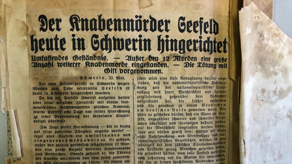 Abfotografierter historischer Zeitungsausschnitt mit dem Titel "Der Knabenmörder Seefeld heute in Schwerin hingerichtet" © Stadtarchiv Schwerin 