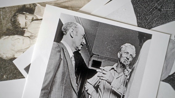 Das Foto dokumentiert ein Aufeinandertreffen von Shlomo Szmajzner (links) mit Gustav Wagner. © NDR / WDR 