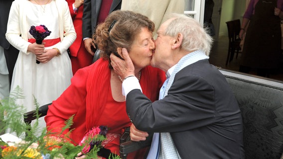 Im Juni 2010 heiratete Siegfried Lenz die Dänin Ulla Reimer. 84 Jahre alt ist der Schriftsteller, als er zum zweiten Mal Ja sagt. © Karsten Sörensen 