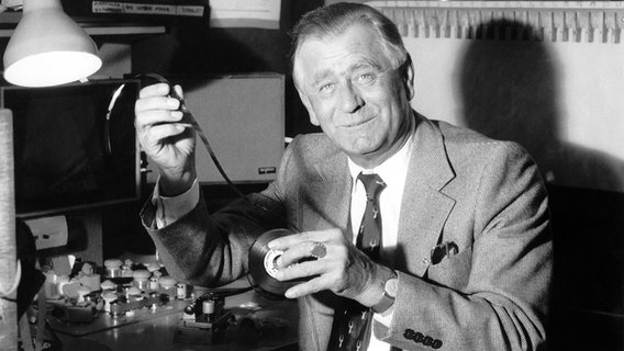 Heinz Sielmann, deutscher Biologe und Tierfilmer: Porträt mit Filmrolle im Schneideraum, undatiert, ca. 1975. © picture alliance / Keystone Foto: Röhnert