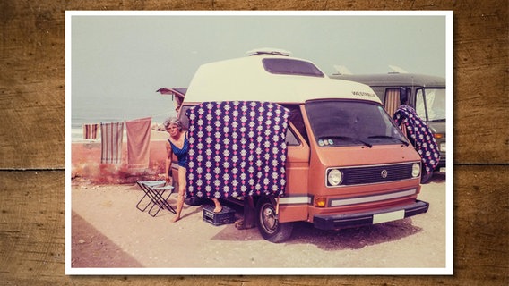 Elisabeth Simonsohn bei einem Urlaub vor ihrem Campingbus, undatierte Aufnahme. © Privat 
