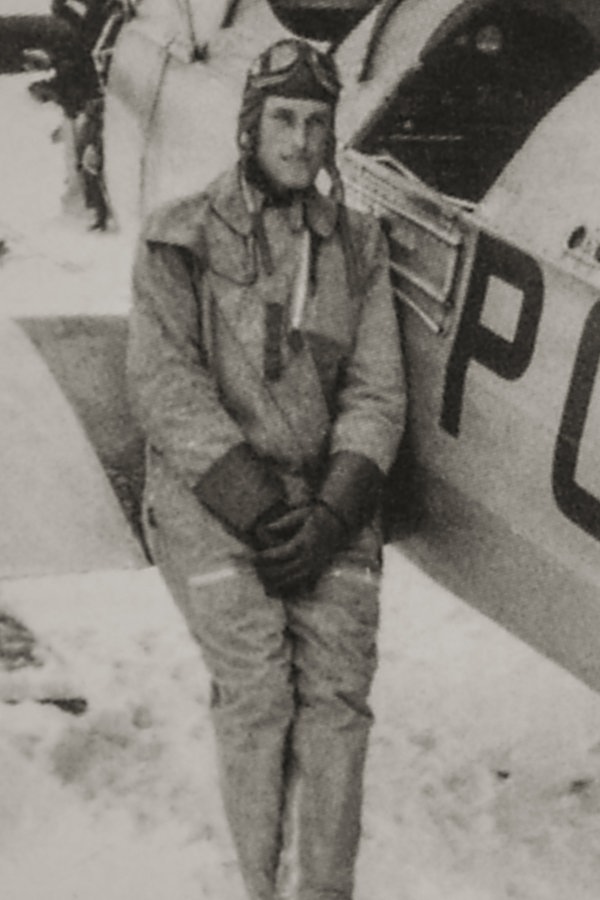 Der Hamburger Wilhelm Simonsohn als junger Pilot vor einem Flugzeug. © Privat 