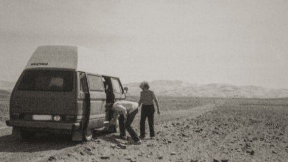 Der Hamburger Wilhelm Simonsohn mit seiner Frau während eines Urlaubs mit dem Campingbus, undatierte Aufnahme. Der Hamburger Wilhelm Simonsohn mit seiner Frau während eines Urlaubs mit dem Campingbus, undatierte Aufnahme. © Privat