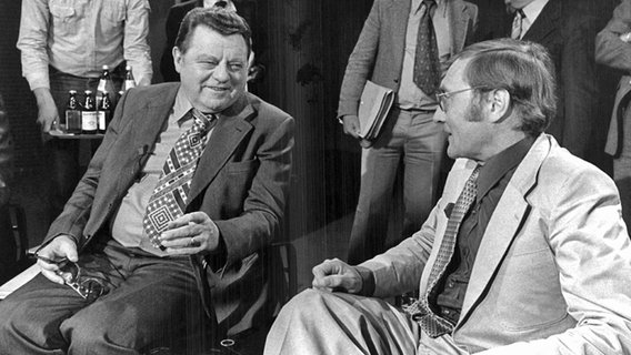 Franz Josef Strauß und Rudolf Augstein bei der ZDF-Politsendung "Bonner Runde" im Jahr 1977 © dpa-Report Foto: Fritz Fischer