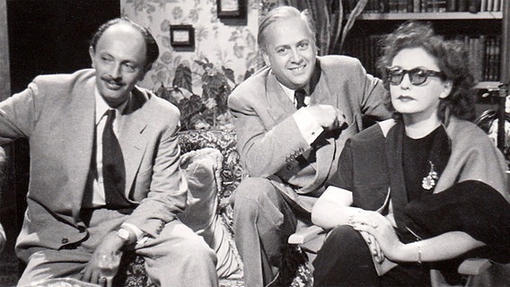 Die Filmproduzenten Gyula Trebitsch (links) und Walter Koppel mit der Schauspielerin Zarah Leander 1949. © Studio Hamburg/NDR 