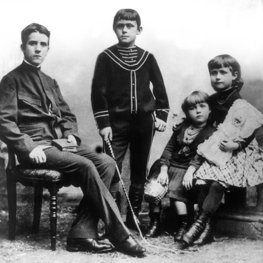 Heinrich Mann mit Geschwistern, um 1885. © dpa-Bildarchiv 