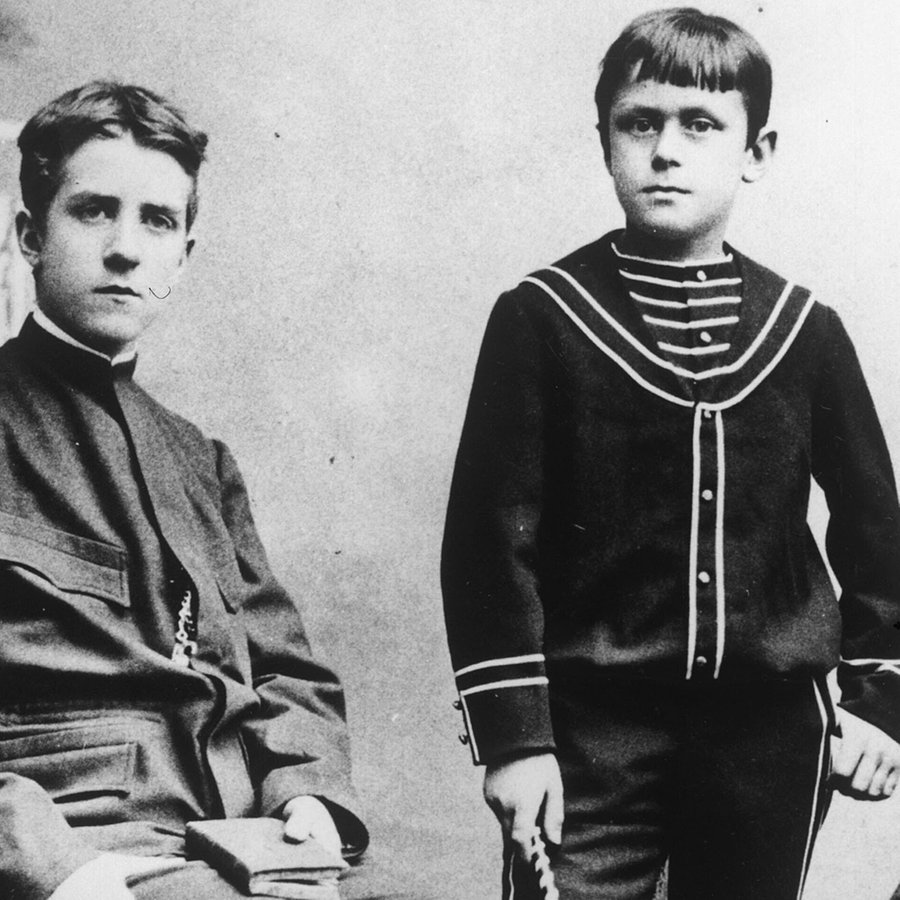 Heinrich Mann mit Geschwistern, um 1885. Heinrich Mann mit Geschwistern, um 1885. © dpa-Bildarchiv