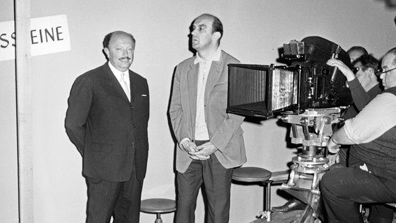 Der deutsch-ungarische Filmproduzent Gyula Trebitsch (links) mit einem Dreh-Team in den 60er-Jahren in Hamburg. © picture alliance / United Archives/Pilz Foto: Siegfried Pilz
