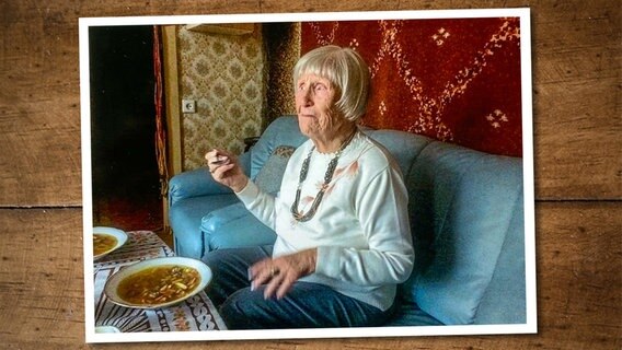 Hermine Trimde in einem russischen Restaurant in Rostock mit einem Teller Pelmeni auf dem Tisch. © Privat 