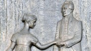 Dieses moderne künstlerische Relief an der Wand der historischen Wandelhalle des Kurorts Marienbad soll Kurgast Johann Wolfgang von Goethe mit der jungen Ulrike von Levetzow darstellen. © picture-alliance / Uwe Gerig Foto: Uwe Gerig