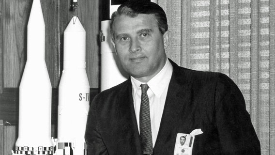 Wernher von Braun Mitte der 1960er-Jahre mit Modellen der Raketen Saturn 1 SA-2 und Saturn 1 SA-4. © picture alliance 