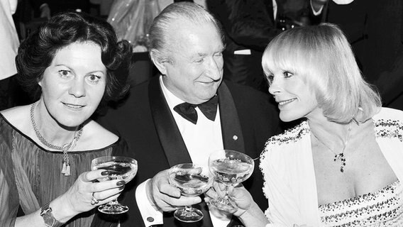 Filmproduzent Ludwig "Luggi" Waldleitner mit Schauspielerin Elke Sommer (rechts) am 15.01.1980 beim Deutschen Filmball in München. © picture alliance/United Archives Foto: Heinz Browers