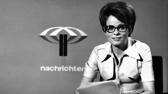 Die deutsche Journalistin Wibke Bruhns liest im ZDF am 12. Mai 1971 als erste Frau die Spätnachrichten (Archivbild 1971) © picture alliance/United Archives 