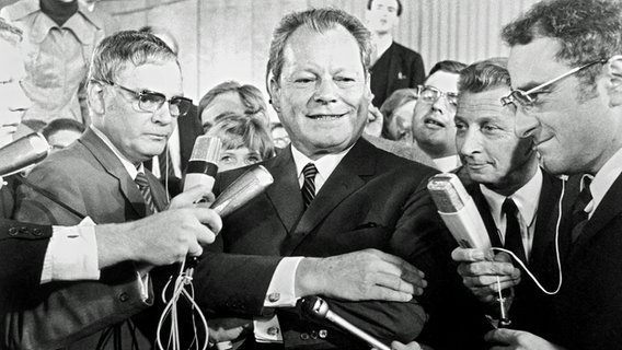 Willy Brandt umringt von Journalisten nach der Bundestagswahl 1969. © picture-alliance/dpa 